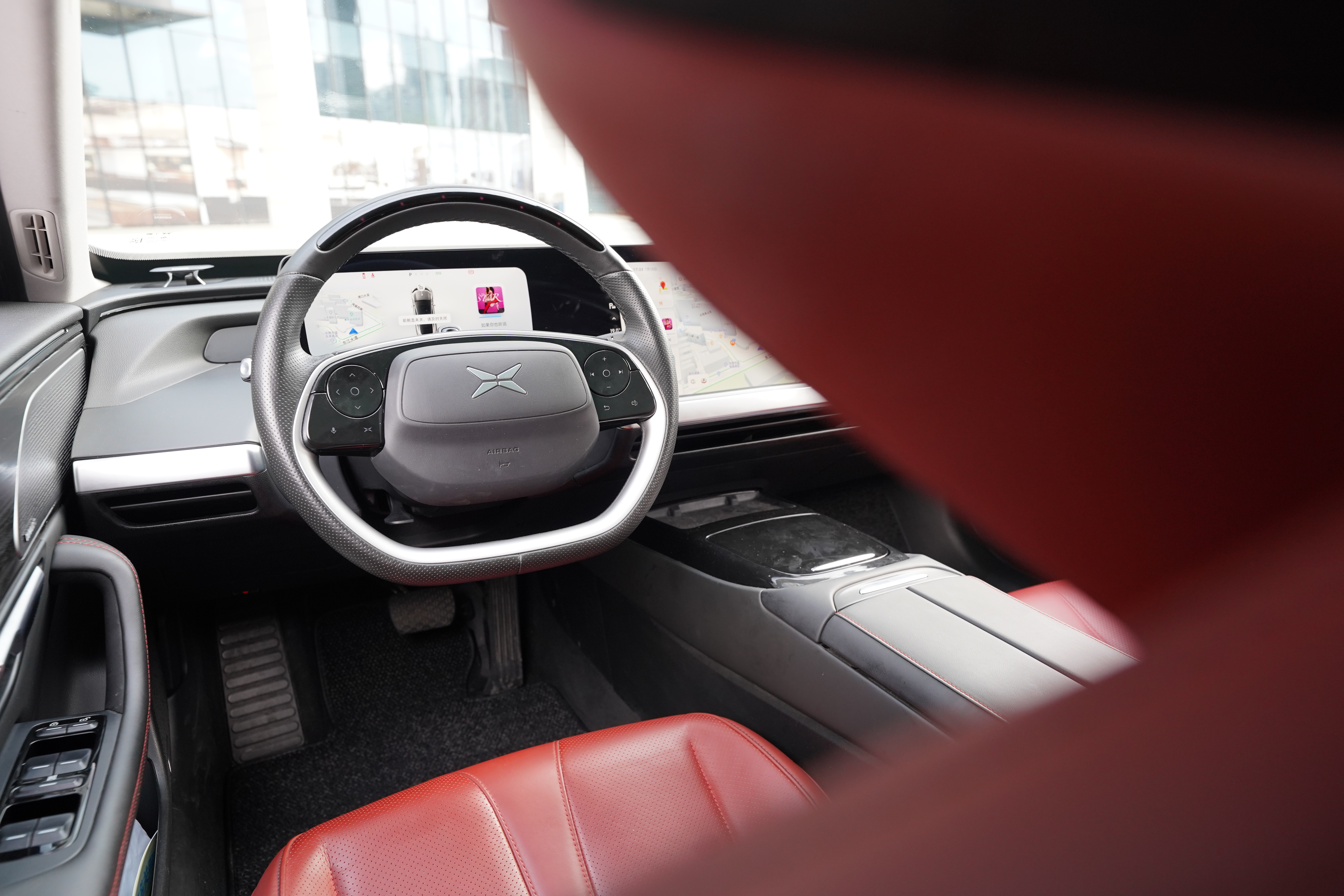 小鹏p7的内饰设计同样走简洁科幻的路线,坐进车厢就会给人一种宁静的