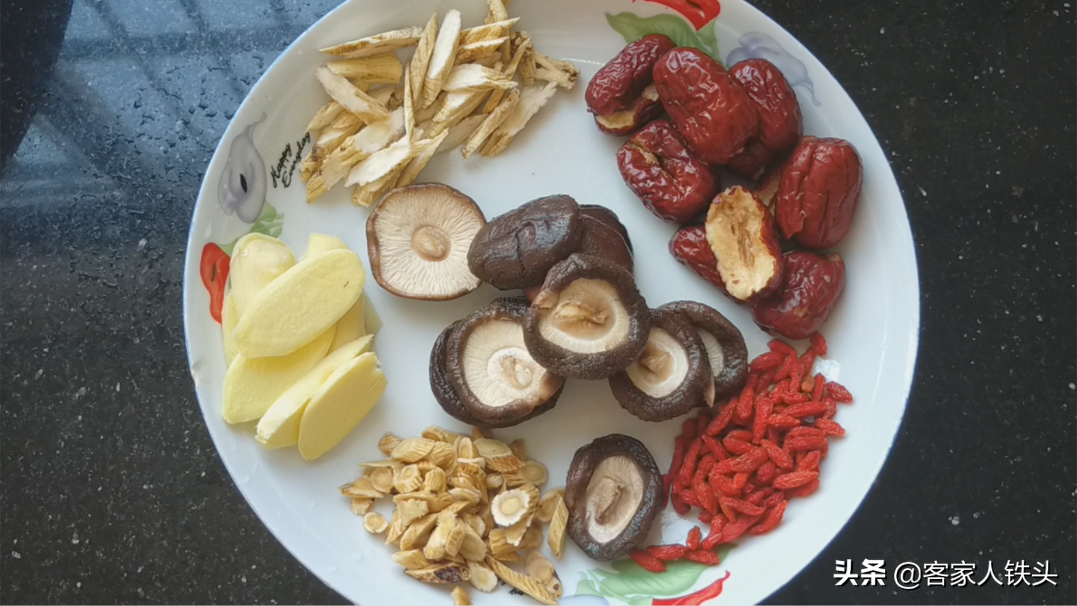 入秋后吃鸡，试试客家一道温补油水鸡做法，肉香汤鲜，好吃又简单