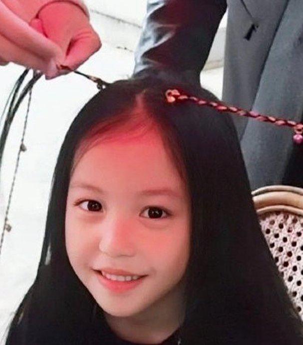 趙薇女兒人美心善，連續6年生日做慈善，捐款已高達上百萬