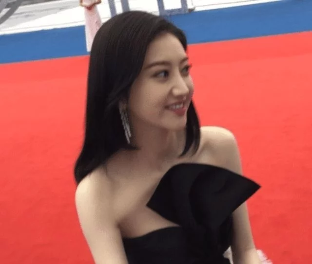 路人镜头下的景甜长啥样？关掉10级美颜滤镜后，相信张继科审美了