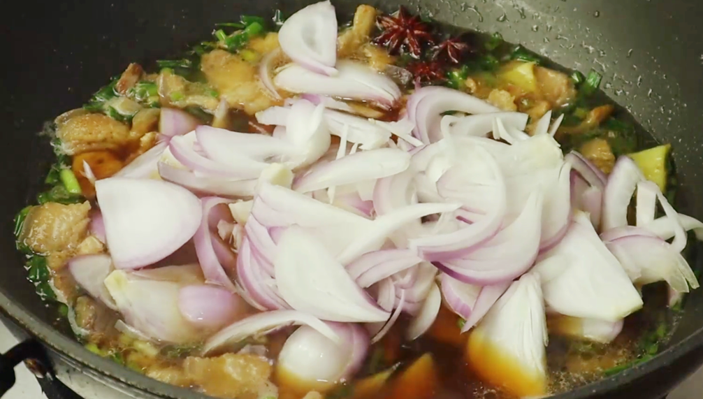 兩個洋蔥1斤麵條，直接丟進鍋裡，出鍋比吃紅燒肉還解饞，真好吃