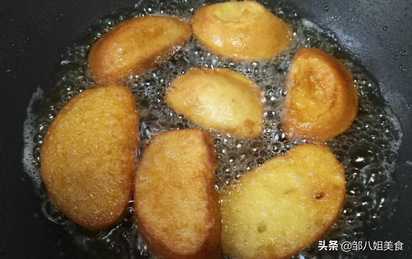 炸馒头片，不要裹蛋液，巧用一个料，馒头片更酥脆，吃着不油腻