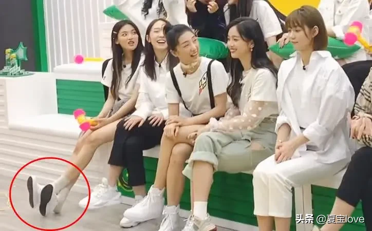 火箭少女录节目时，谁注意杨超越鞋子咋了？有