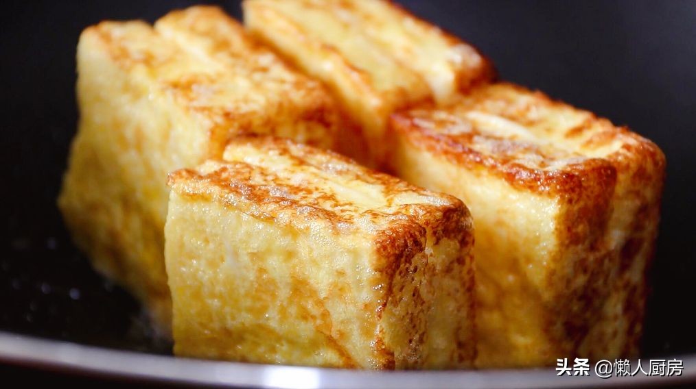 Don’t just make sandwiches for toast. Add milk and 2 eggs to make it more delicious.