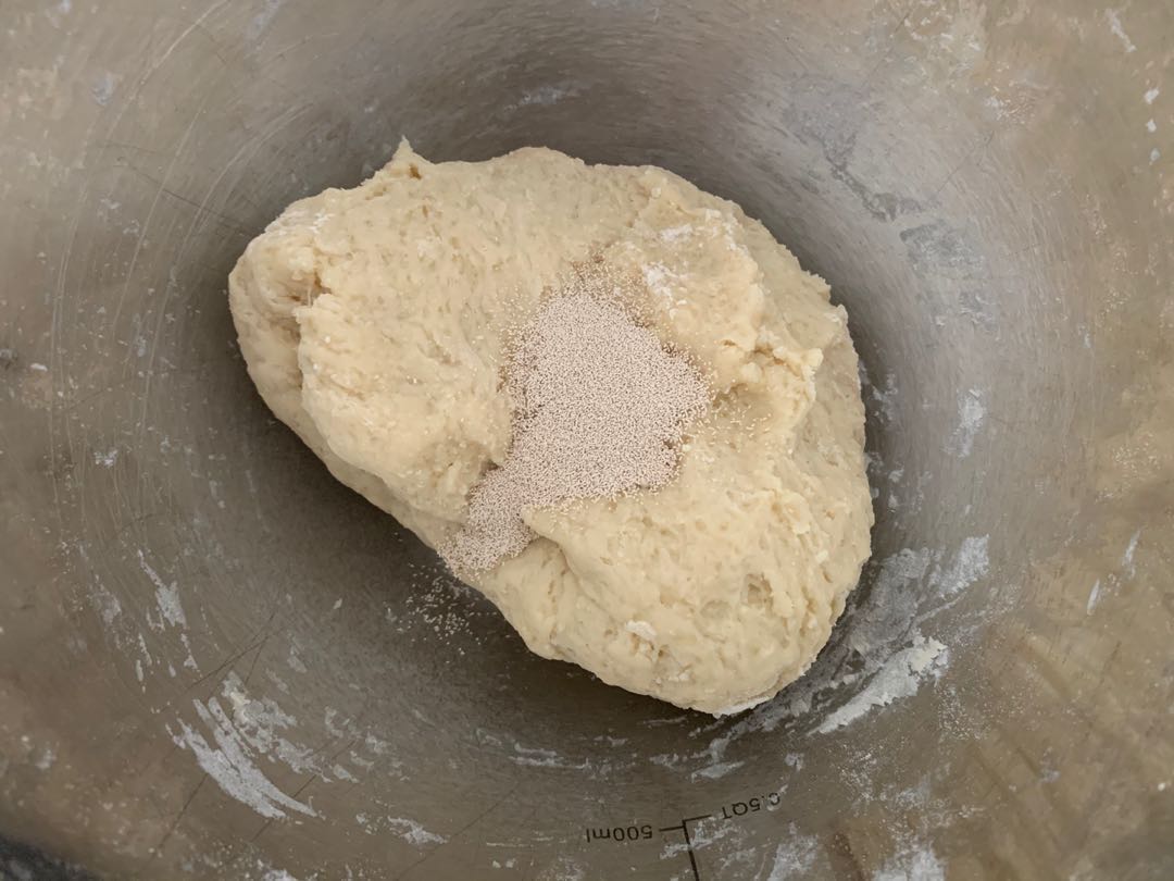 這麵包真獨特，蒜香濃郁鬆軟拉絲，吃一口就停不下來