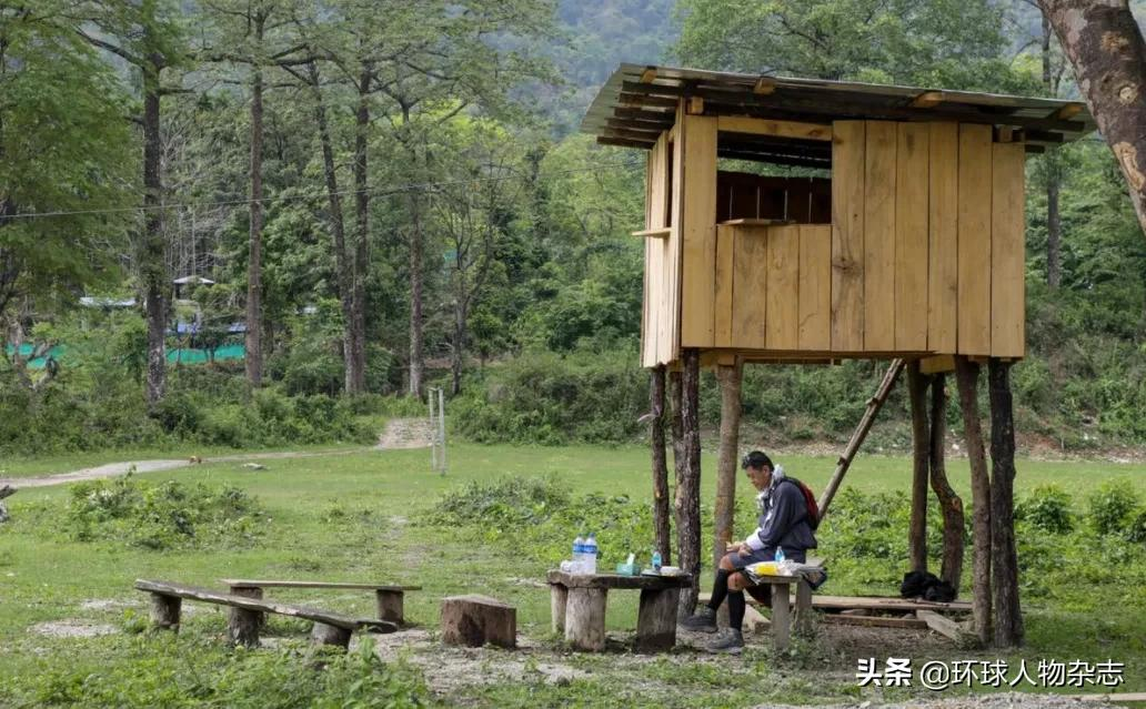 风餐露宿走遍全国喊人打疫苗!“全球最英俊国王”这回不靠颜值和爱情圈粉