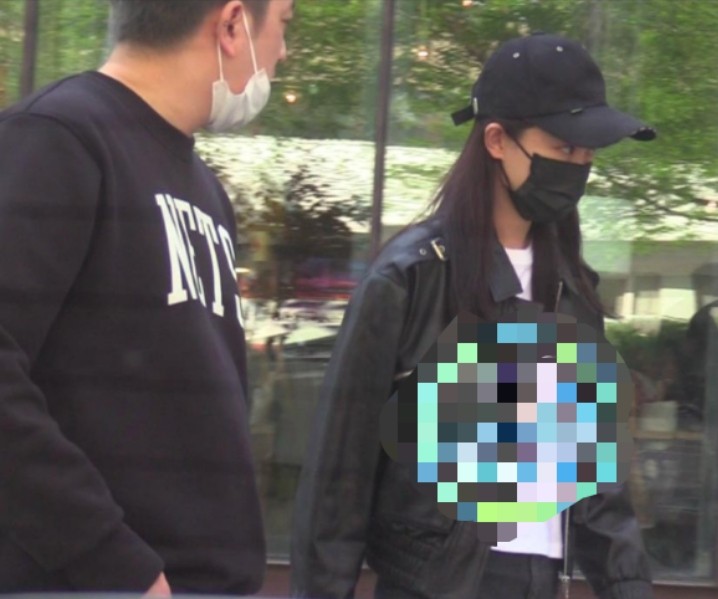 35岁张小斐携男助理喝咖啡，豪车被曝300万，男方似胖版贾乃亮