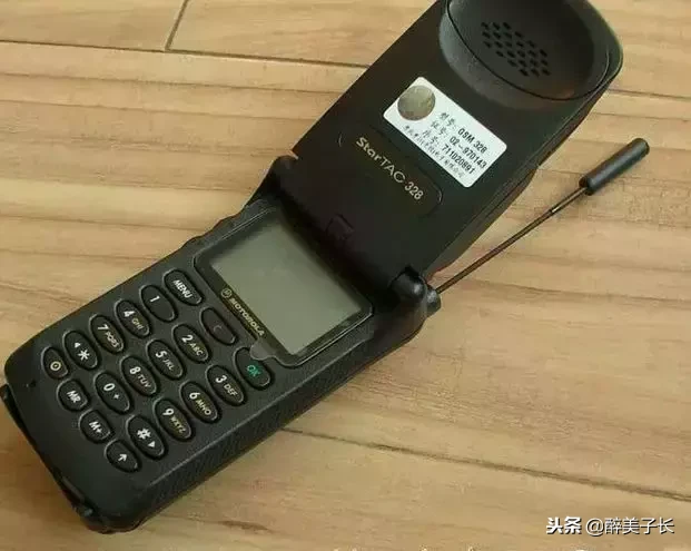 快看！您的第一款手机已经进国博了，最贵的3万一台