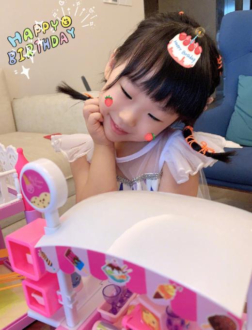 伊能静带女儿现身迪士尼，53岁真实素颜状态曝光，网友大赞保养好