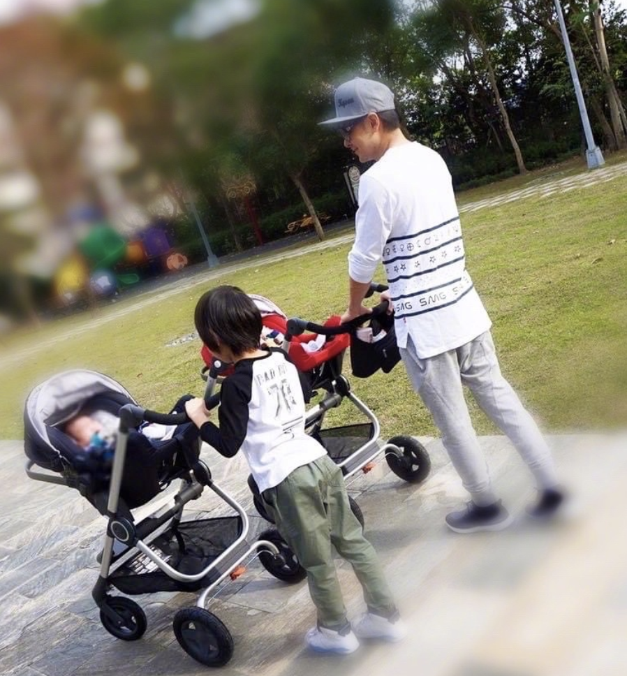 林志穎曬次子學烏克麗麗有模有樣，老三盯著哥哥眼神放空萌態足