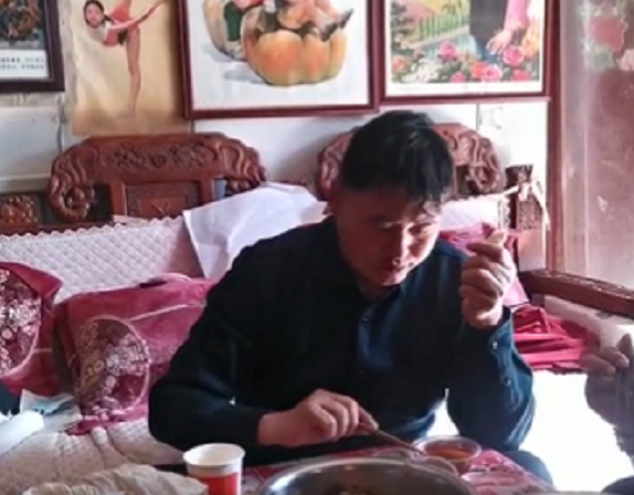 大衣哥吃饭被嘲，整盆馒头发霉泛黑还在吃，厨