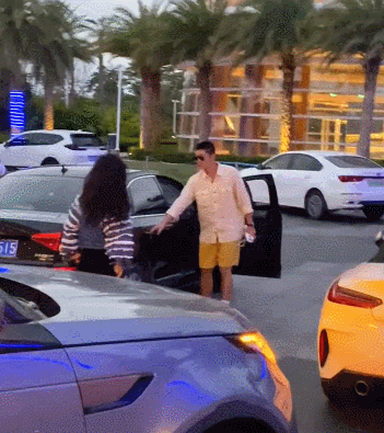 杜江和霍思燕一家出遊，神秘小女孩再現身，露側臉與霍思燕熱聊