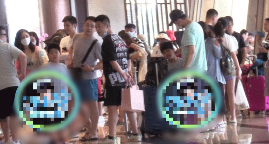 沙溢父子三人游海底世界，安吉身高已到父亲肩膀，享受父子独处