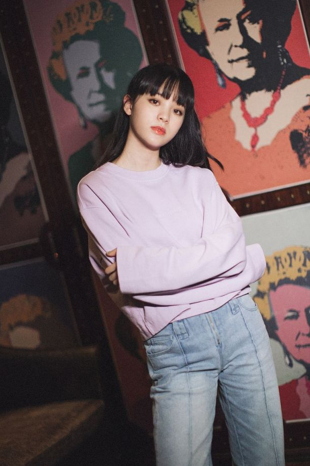 关晓彤走机场，穿白色卫衣意外抢镜，这个卫衣