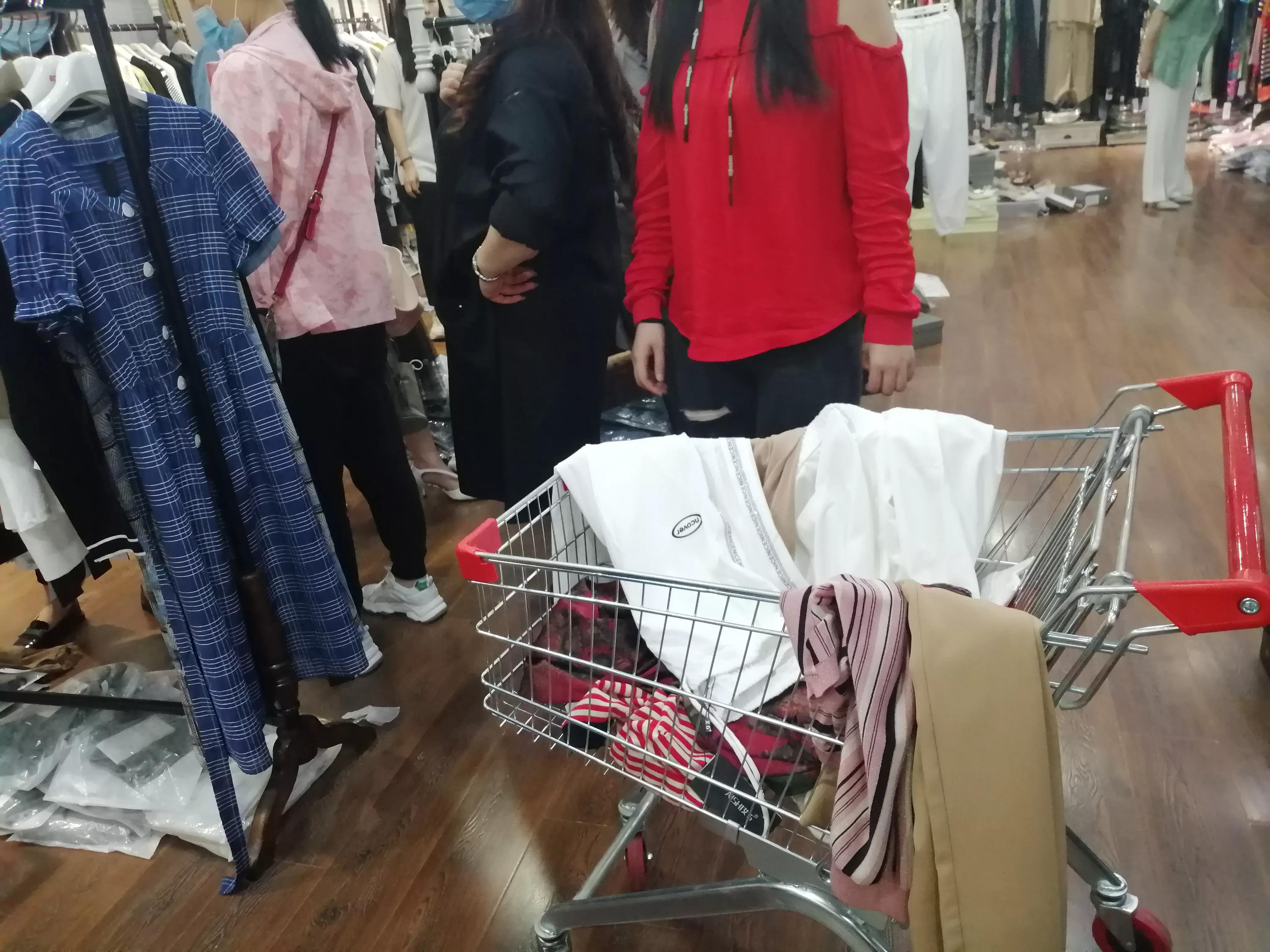 合肥仓储店模式悄然兴起，品牌服装比网店低，客流如潮