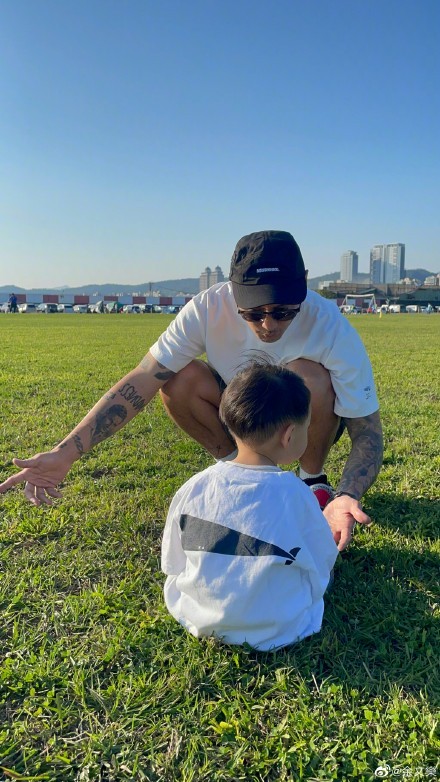 余文樂帶妻兒出門遊玩，寵溺看老婆打球，兒子發脾氣兩人半蹲輕哄