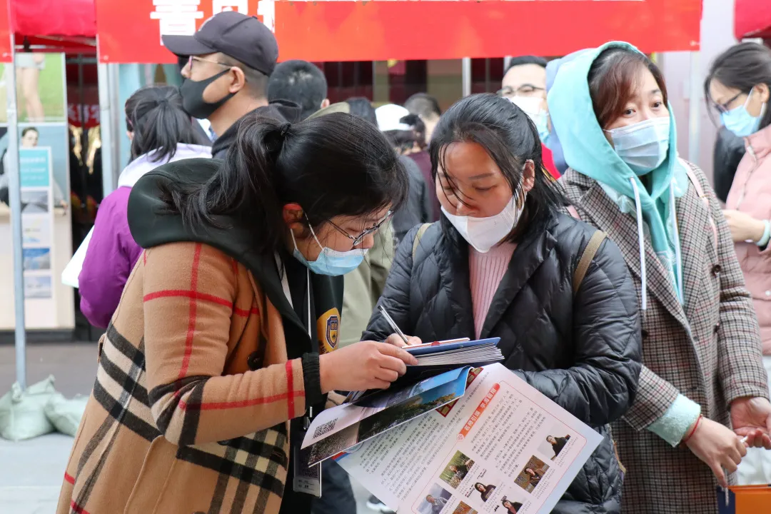 中招咨询会，老师家长共行动