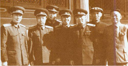 毛主席辞世后，到底谁在掌管兵权？只有他下令