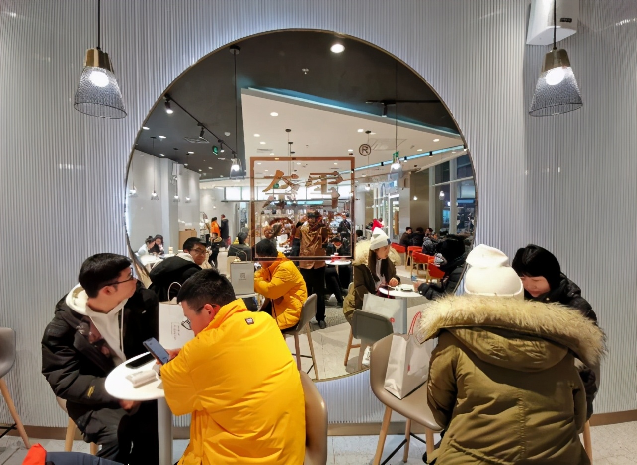 在小縣城開奶茶店的老板們，后來都成了炮灰