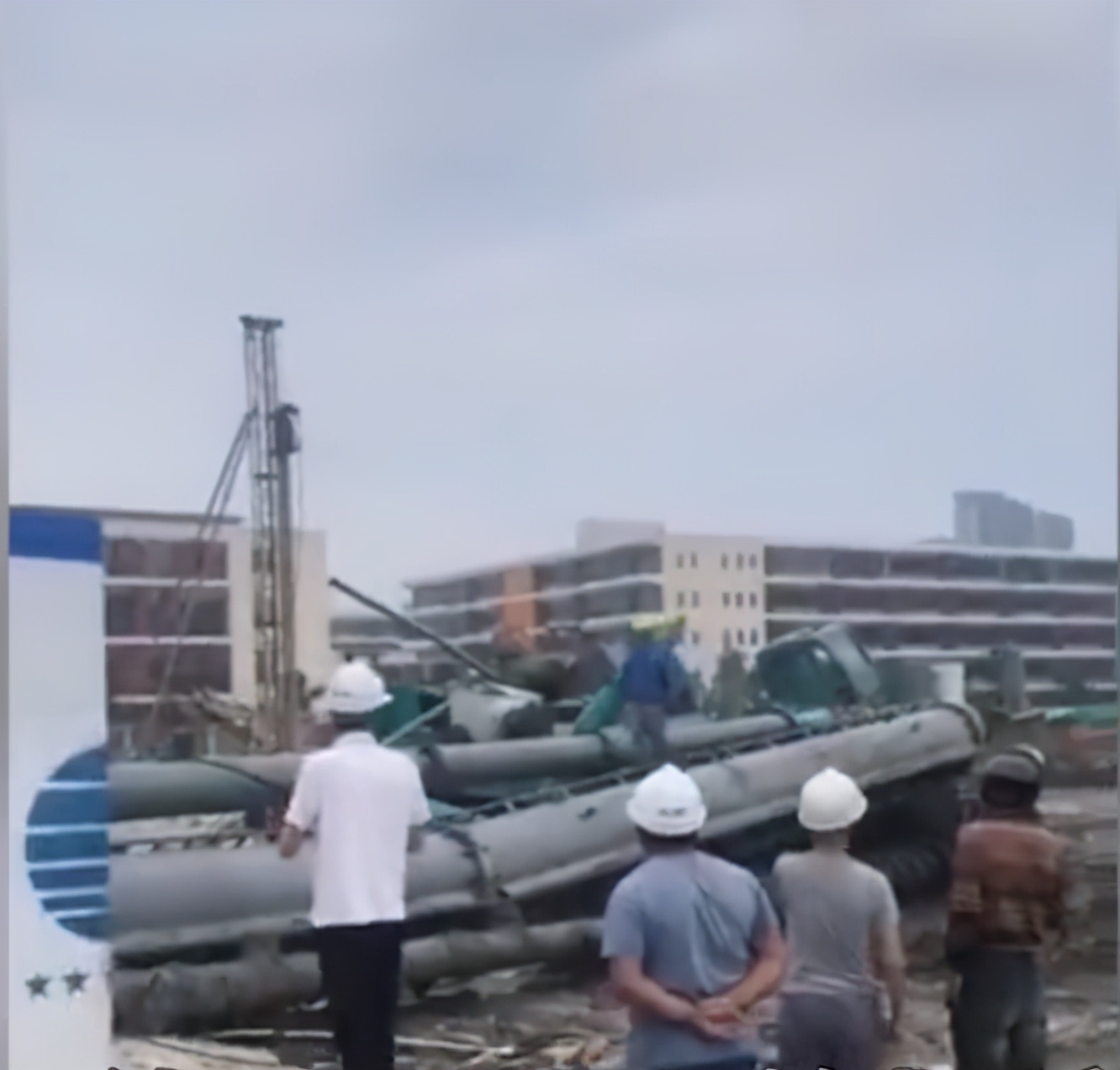 浙江宁波一打桩机突然倒塌，过路汽车被砸扁，车内一人是某企业老总