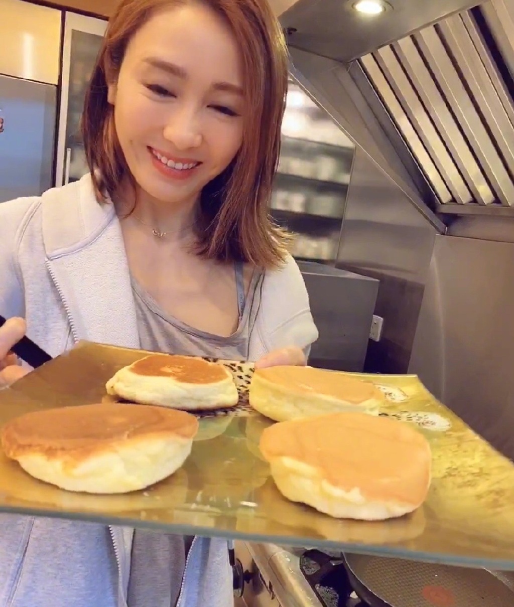 49岁黎姿晒性感美照，生四个子后依旧性感撩人，