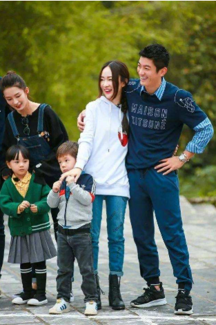 杜江夫妇低调带儿女游玩散心，霍思燕惬意微笑，网友：太幸福了