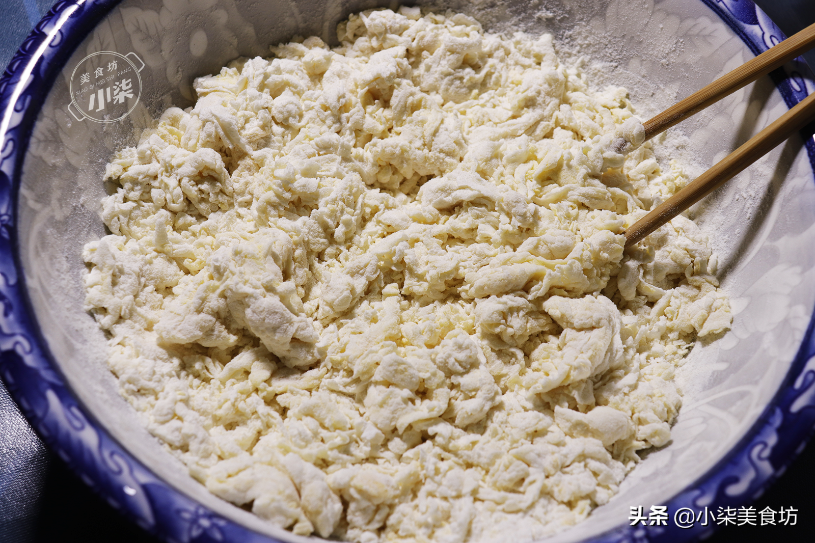 麵條放進油鍋裡一炸，酥脆鹹香，做法簡單，過年招待客人很有面子