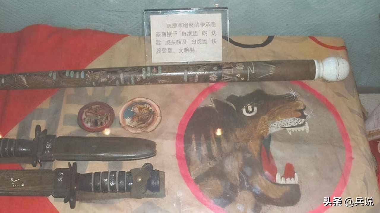 奇袭白虎团，志愿军乔装韩军，路上很蹊跷：队尾居然多出一人
