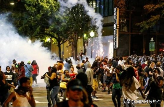 继弗洛伊德案件、布雷克案件后，美国又发生一起枪击事件