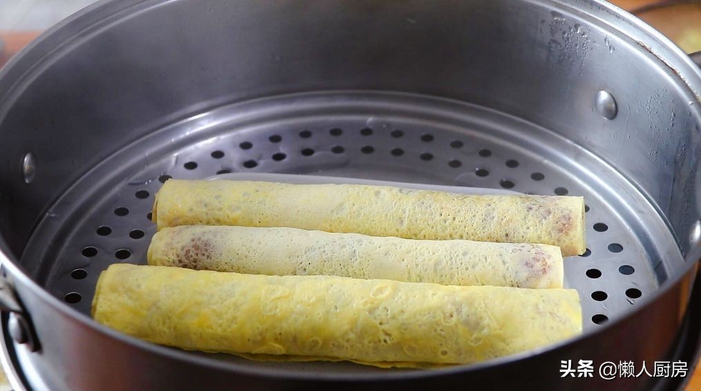 猪肉配上莲藕，既是汤又是菜，加上一点韭菜后，吃起来特别的鲜