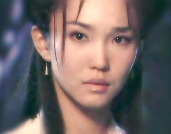 範文芳一家三口同框，6歲兒子五官清秀顏值高，老公一頭長發搶鏡