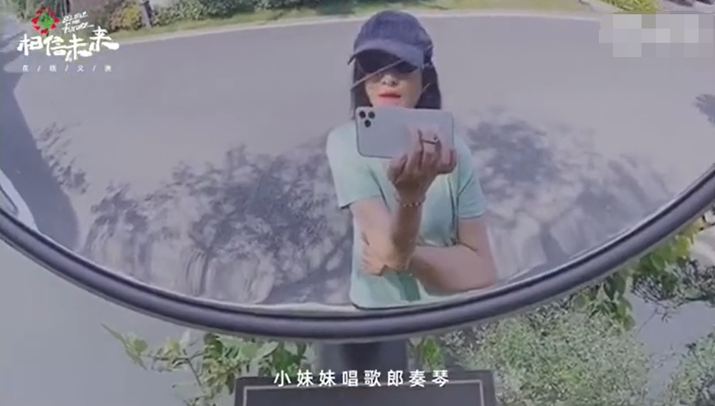 不化妆，无配乐路边直播，如果你懂她，就知道