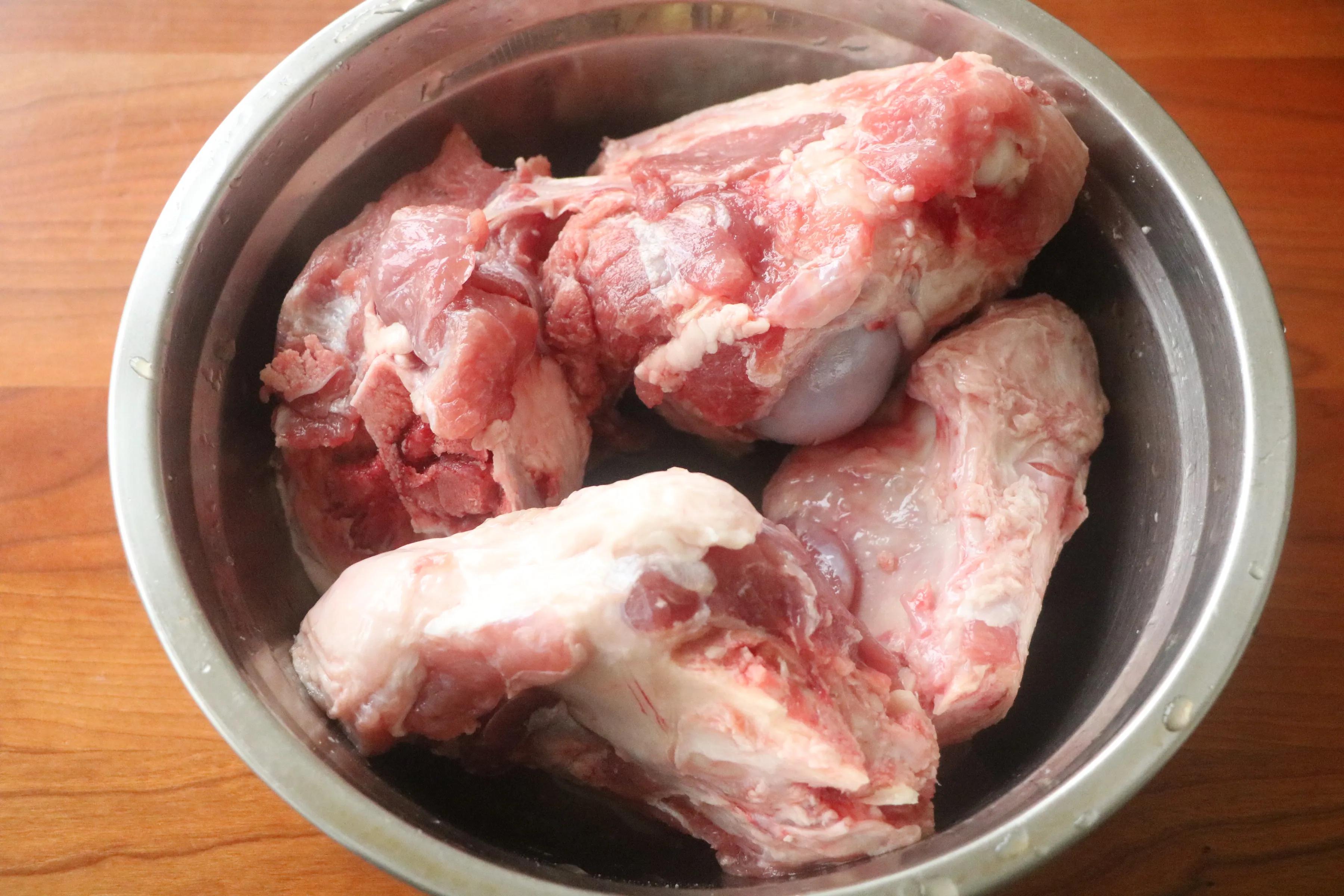 家庭版本的卤棒骨，每次卤一大锅瞬间被抢光，解馋更过瘾！香