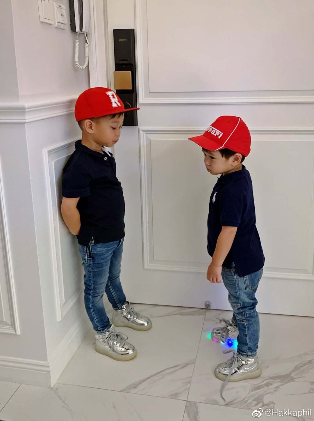 幸福感满满！胡杏儿疑似带二子回家团聚，老公开心晒亲子装