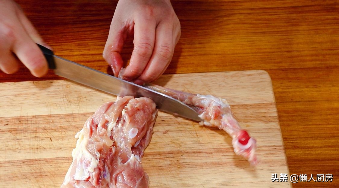 做鸡腿时，鸡肉里面包着咸蛋黄，记住这1点，没有腥味