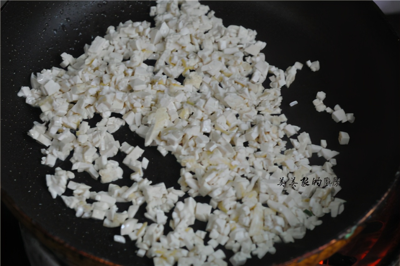 兒子最愛的早餐，比餃子簡單比包子好吃，鍋裡一煎，清爽有滋味