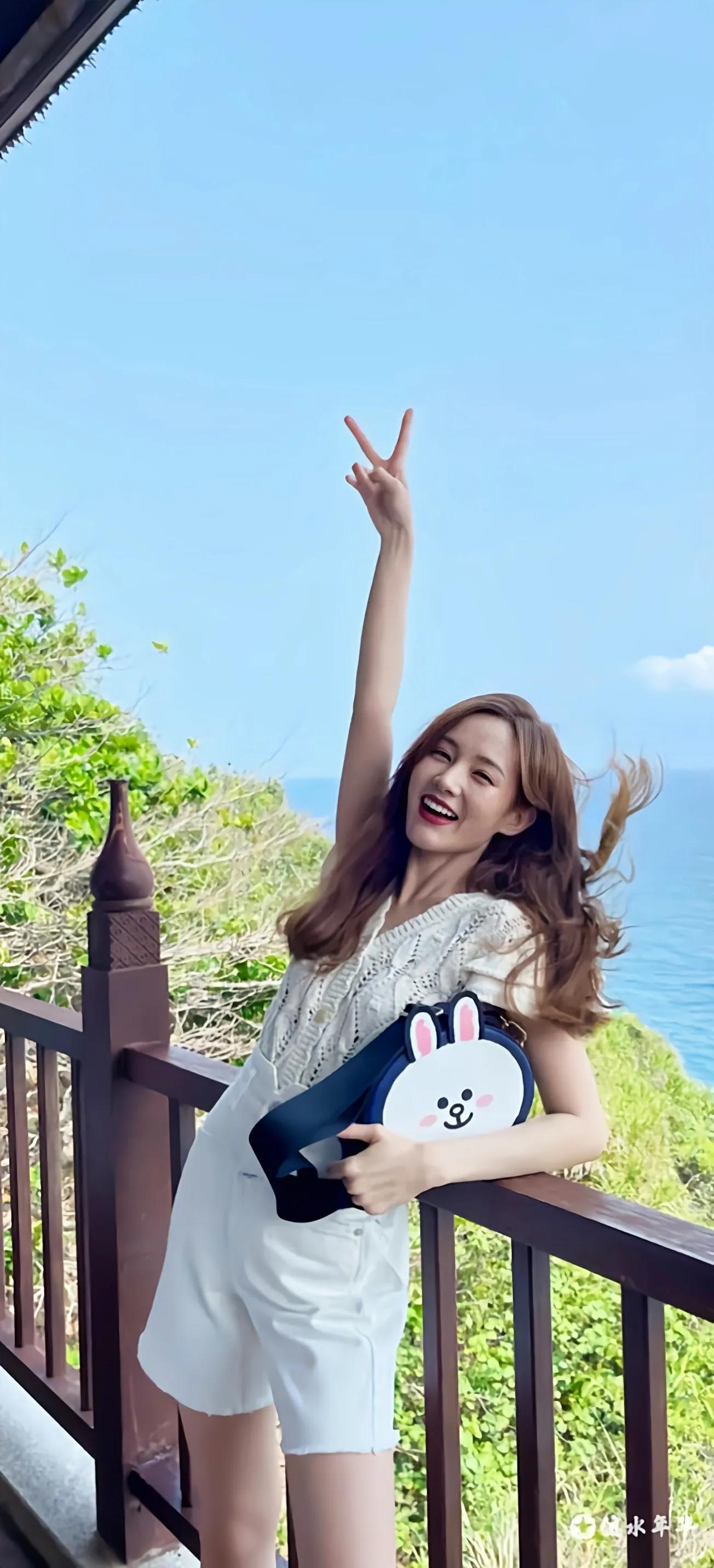 Li Yitong is nifty and melting wallpaper of photo mobile phone