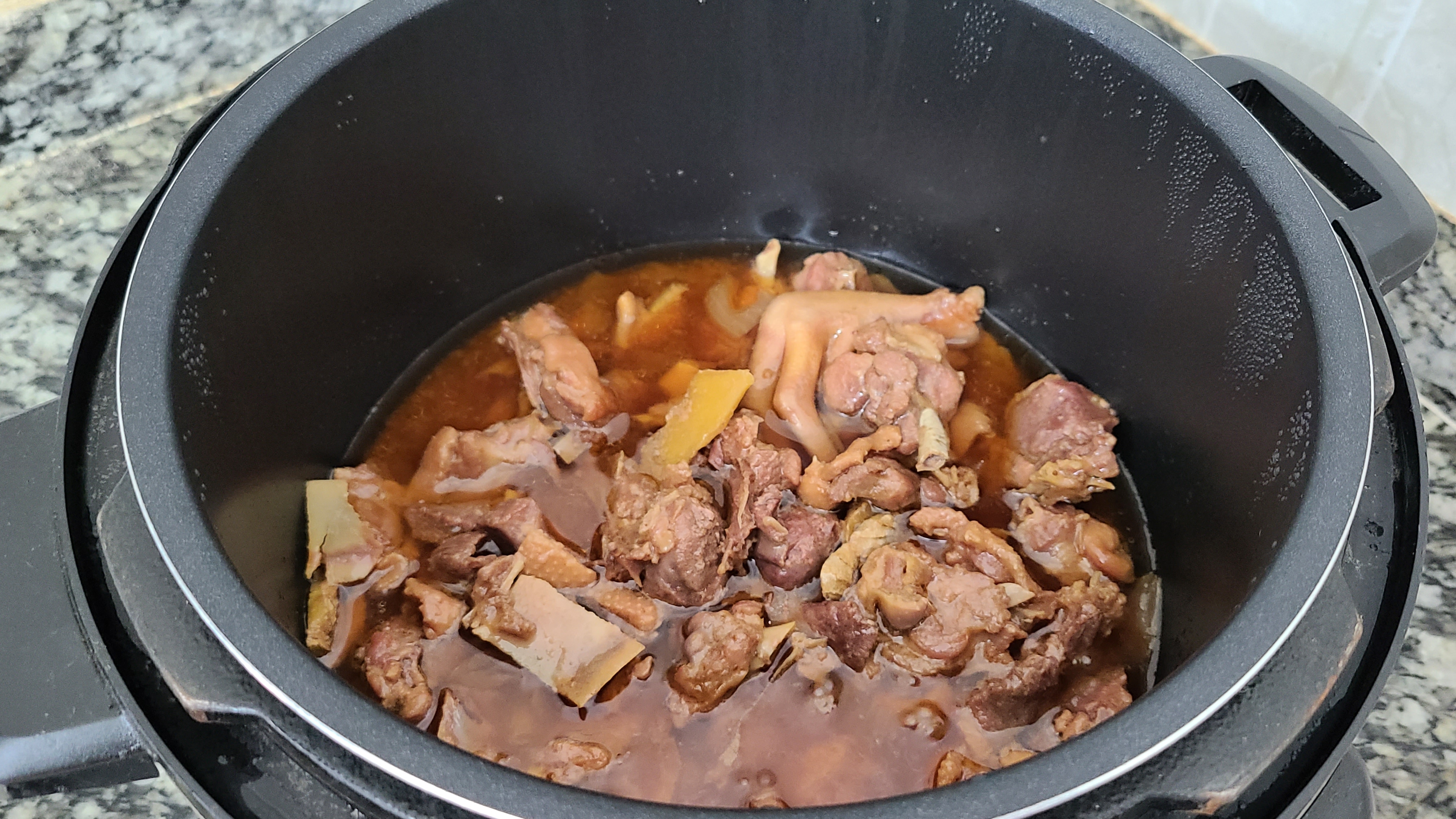 电饭煲焖鸭，不放水也能做，做法跟配方都告诉你，香味浓味道好