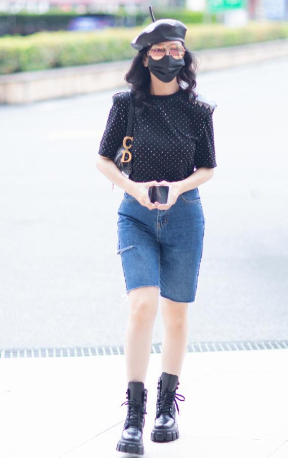 有种“为老不尊”叫赵雅芝，奶奶年纪穿无痕裤