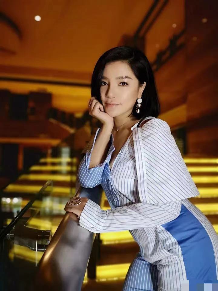 过气安又琪，揭开湖南卫视签约艺人残酷现状：忍辱负重