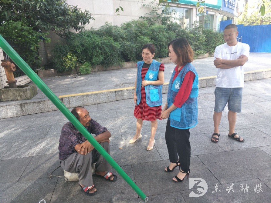 内江市东兴区开展“夏季送清凉”专项救助行动