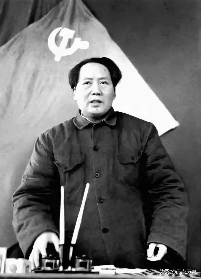 前有大河，后有追兵，周恩来焦急万分，毛泽东淡定说道：拿烟来