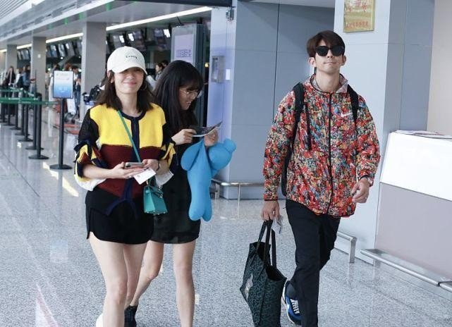 贾静雯修杰楷携大女儿走机场，母女俩穿同款短款，妈妈比女儿更白