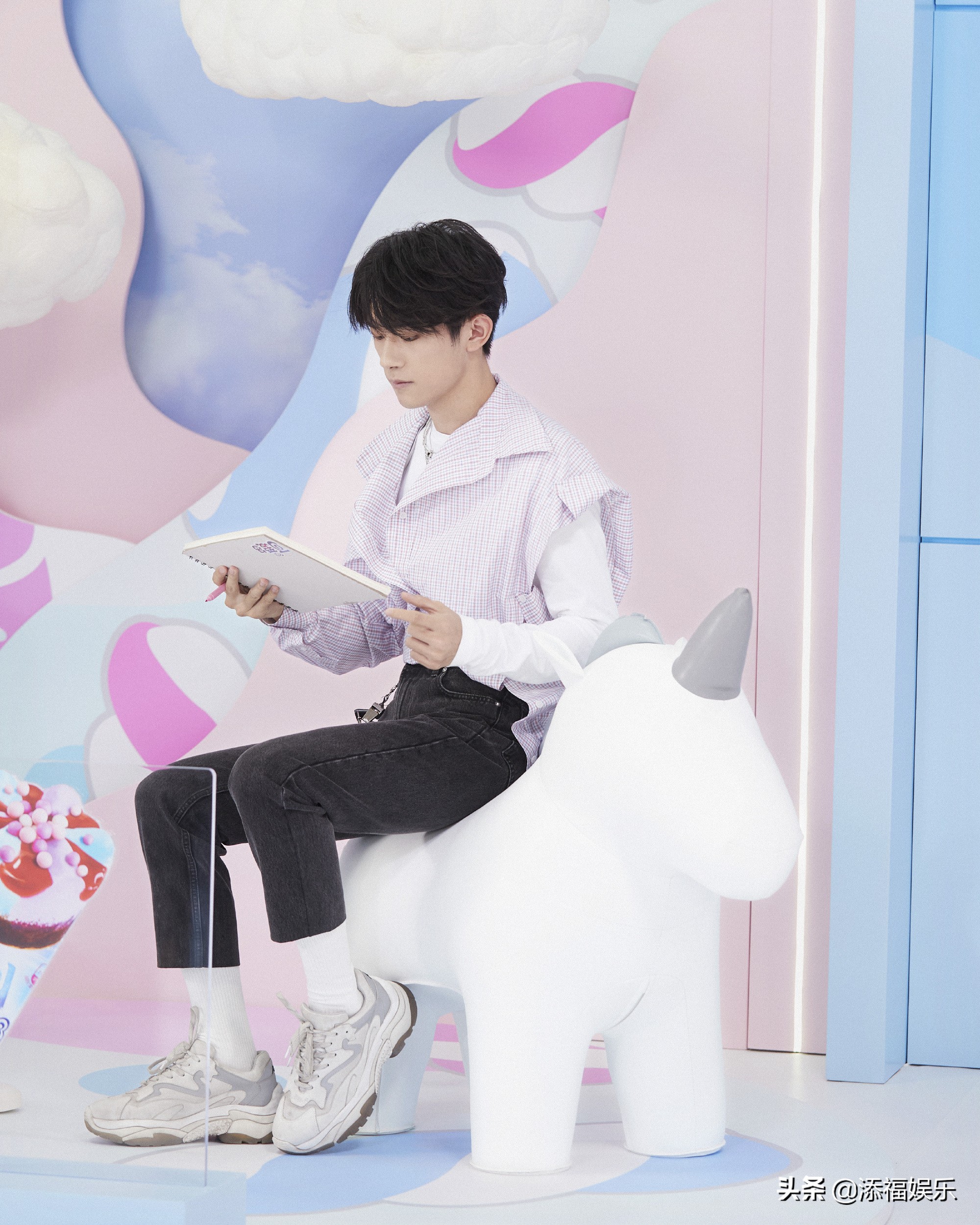 易烊千玺被谢娜叫“叔叔”，被何炅叫“千总”