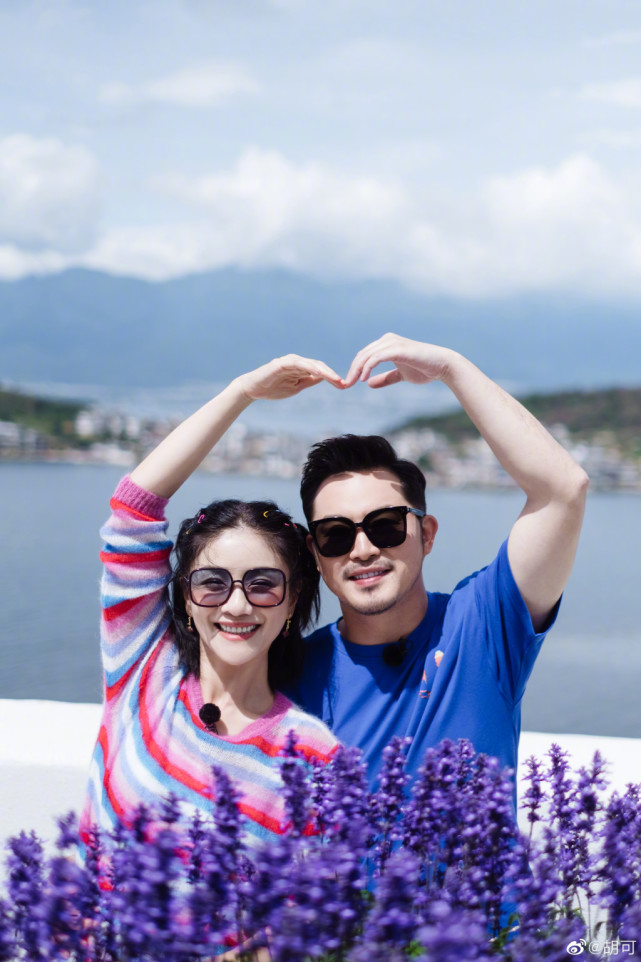 胡可晒俩儿子上学照，曝安吉长大后性格变冷，不愿配合她拍照