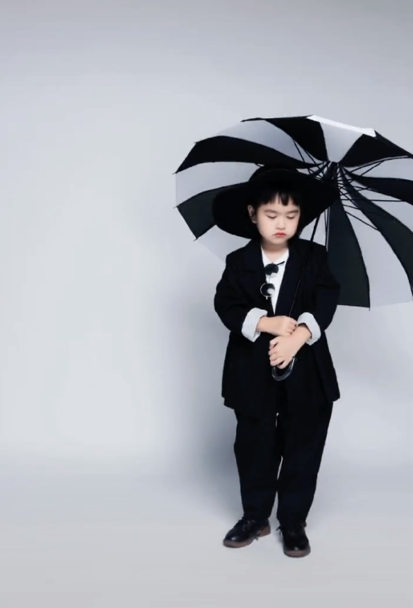 包貝爾慶女兒滿6歲，餃子穿西裝耍酷氣場超強，小小年紀星味兒足
