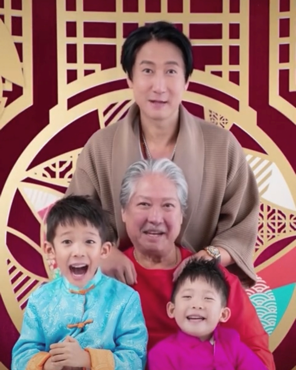 69歲洪金寶與兒孫同框，身材乾癟頸紋明顯，因賣力拍戲坐上輪椅