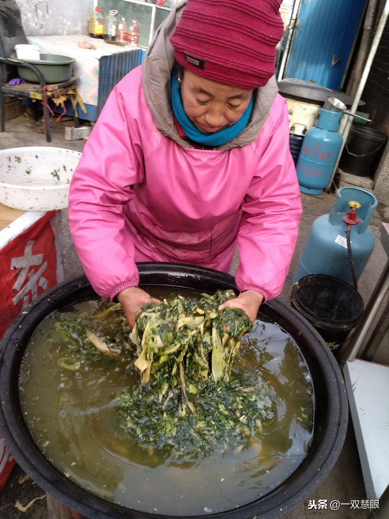 猪血肠杀猪菜那是北方人的最爱，杀猪菜猪血肠的制作过程很复杂的