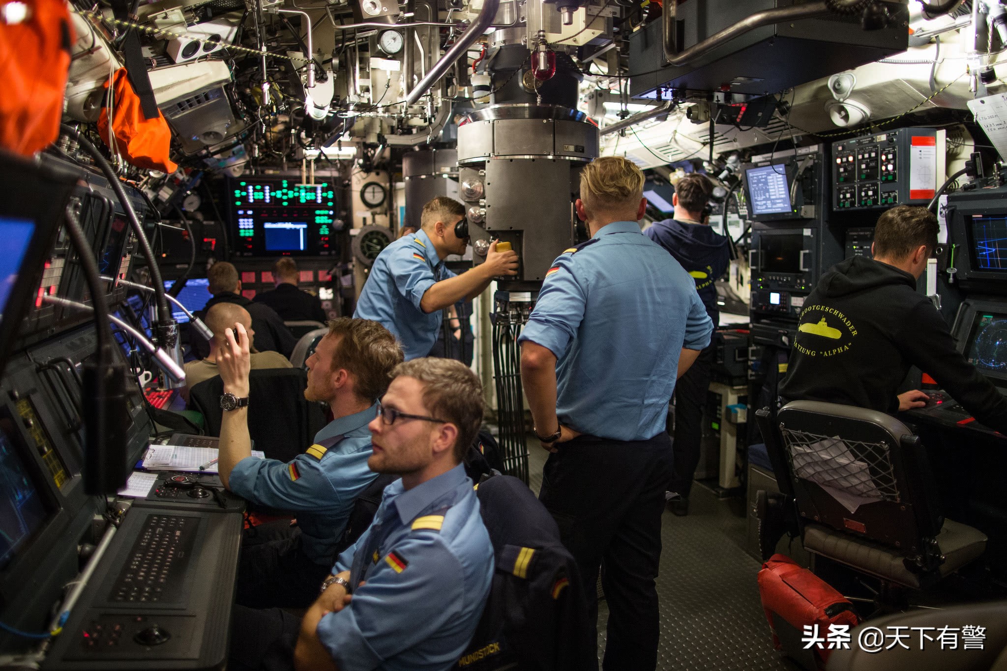 钢铁做的军用潜艇下潜记录是1250米，为何抹香鲸却能到2200米？