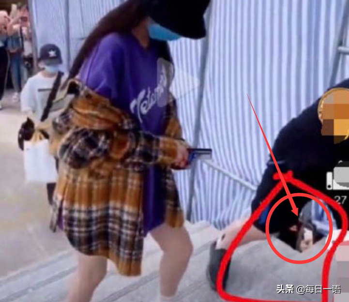 杨幂穿清爽装上班，路上却被恶意偷拍，看到画